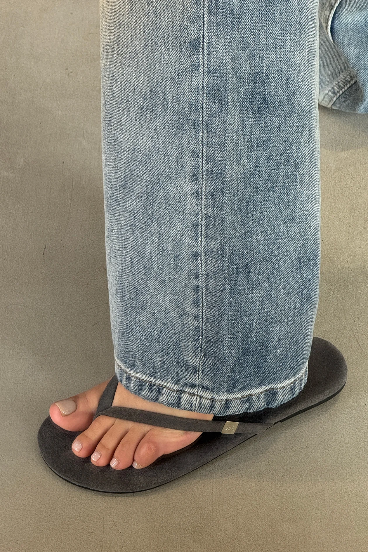 Logo Garde-Robe Suede Slides Gray